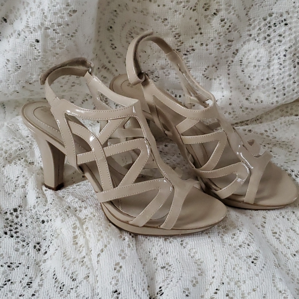 Nude Naturalizer heeled sandals size 6.5 w
